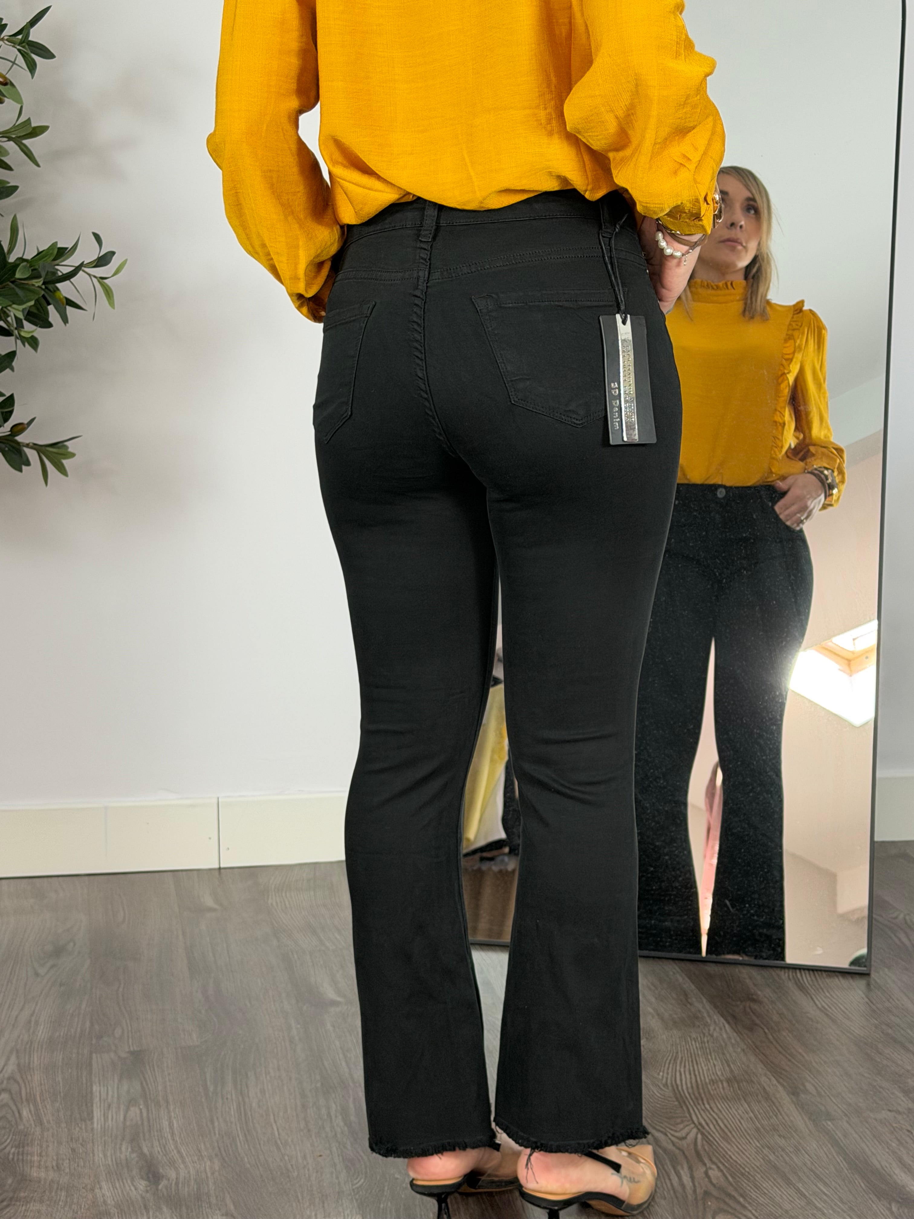 Pantalón flare con bajo desflecado