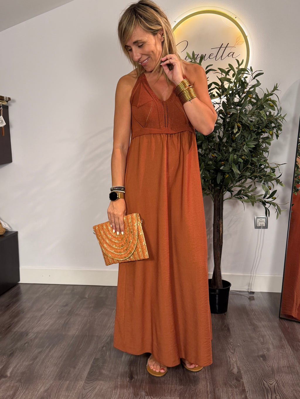 Vestido maxi halter en tono terracota con detalle de crochet