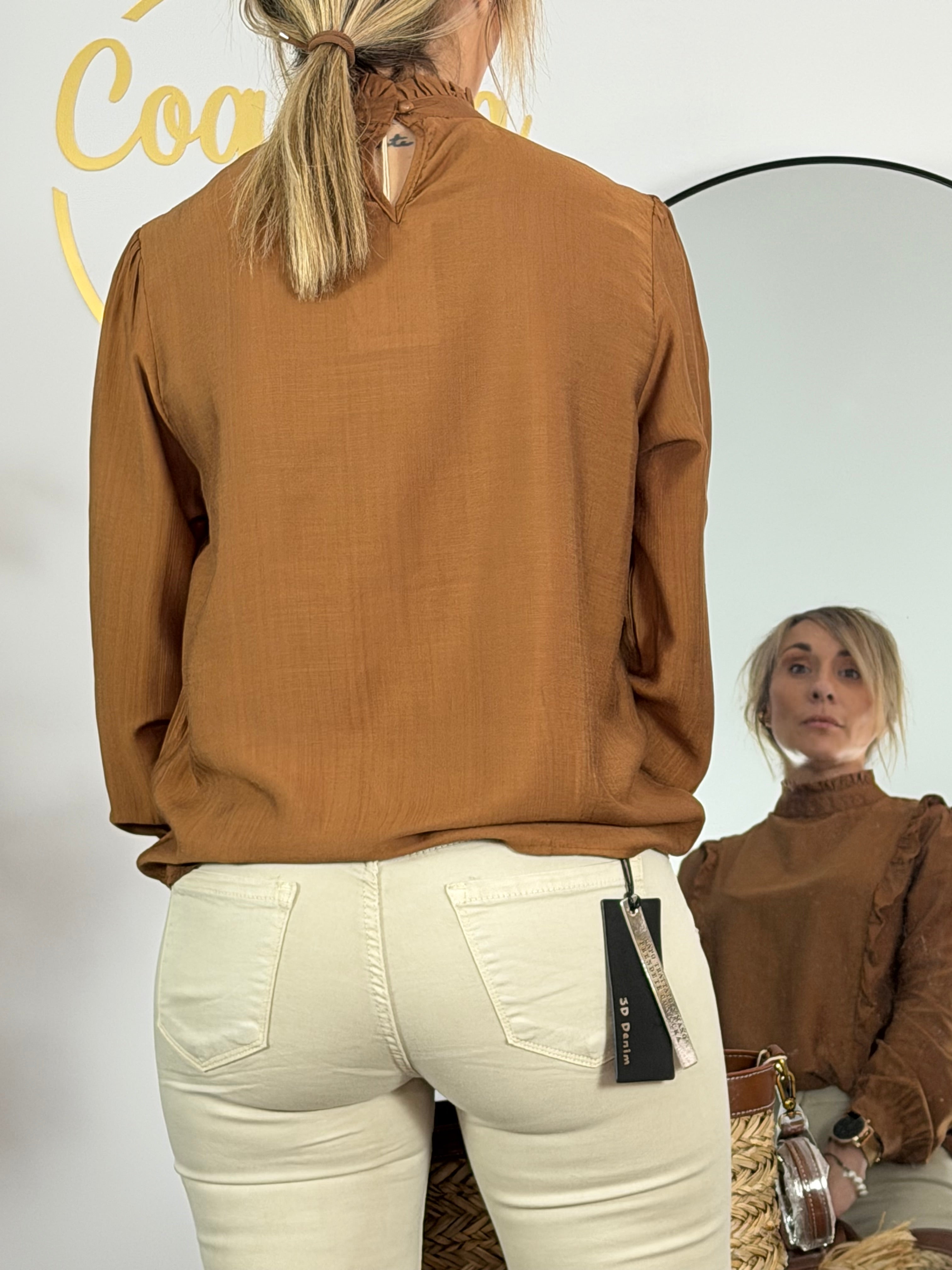 Pantalón flare con bajo desflecado