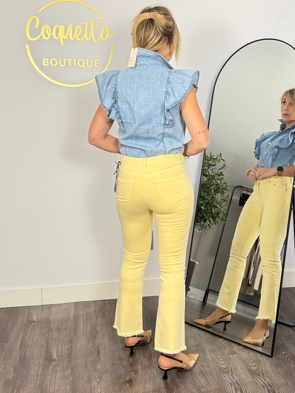 Pantalón Flare con bajo desflecado