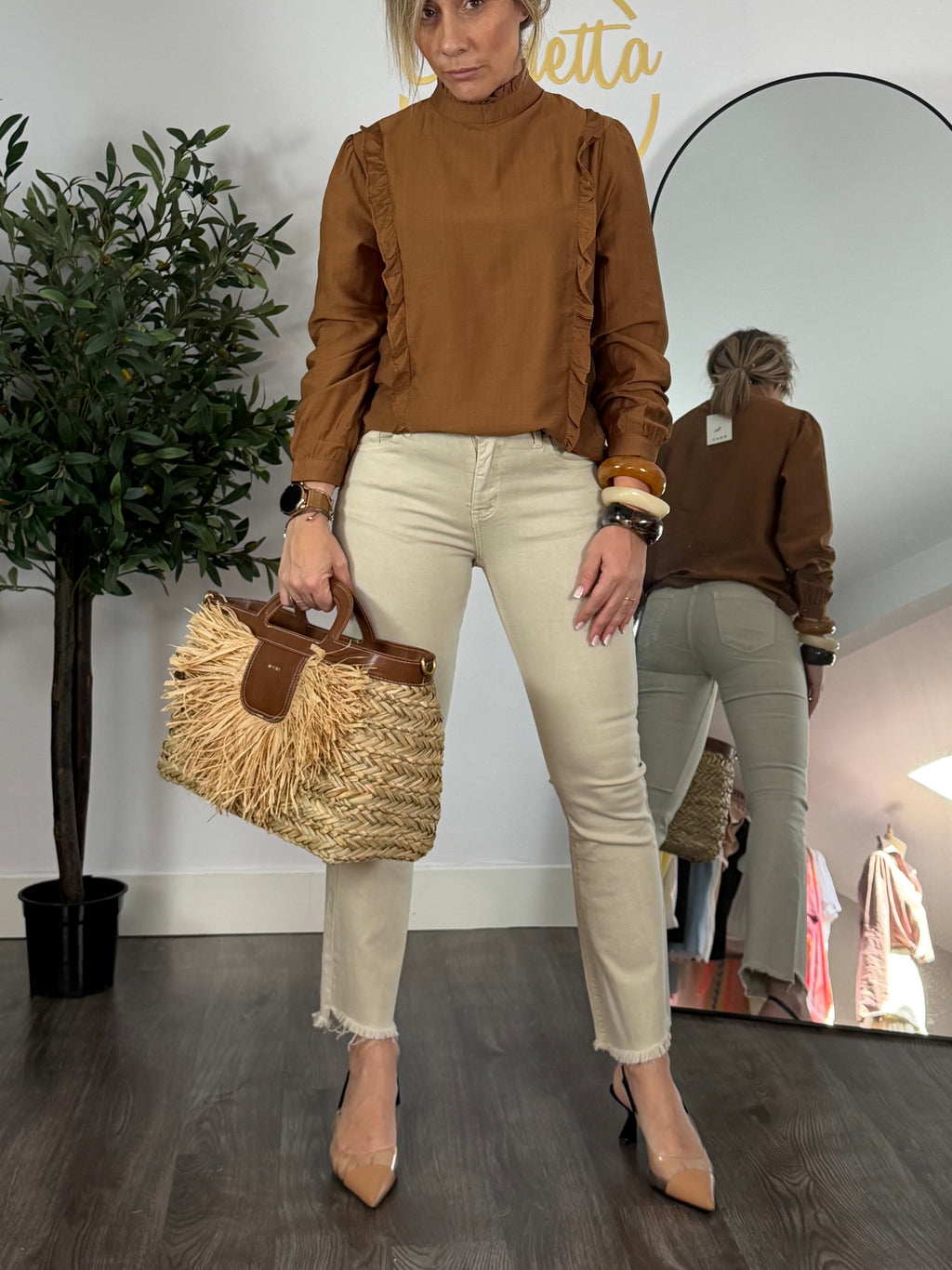 Pantalón flare con bajo desflecado