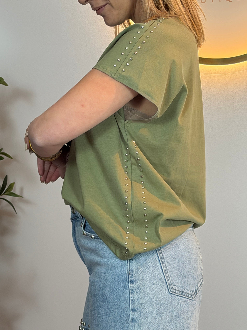 Camiseta Verde Kaki con Tachuelas