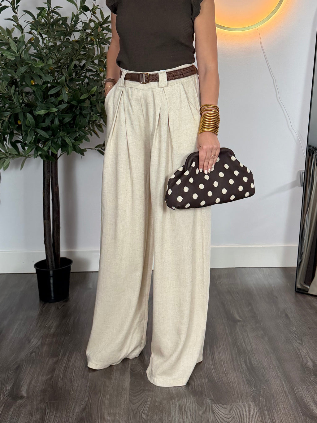 Pantalón fluido con cinturón ￼