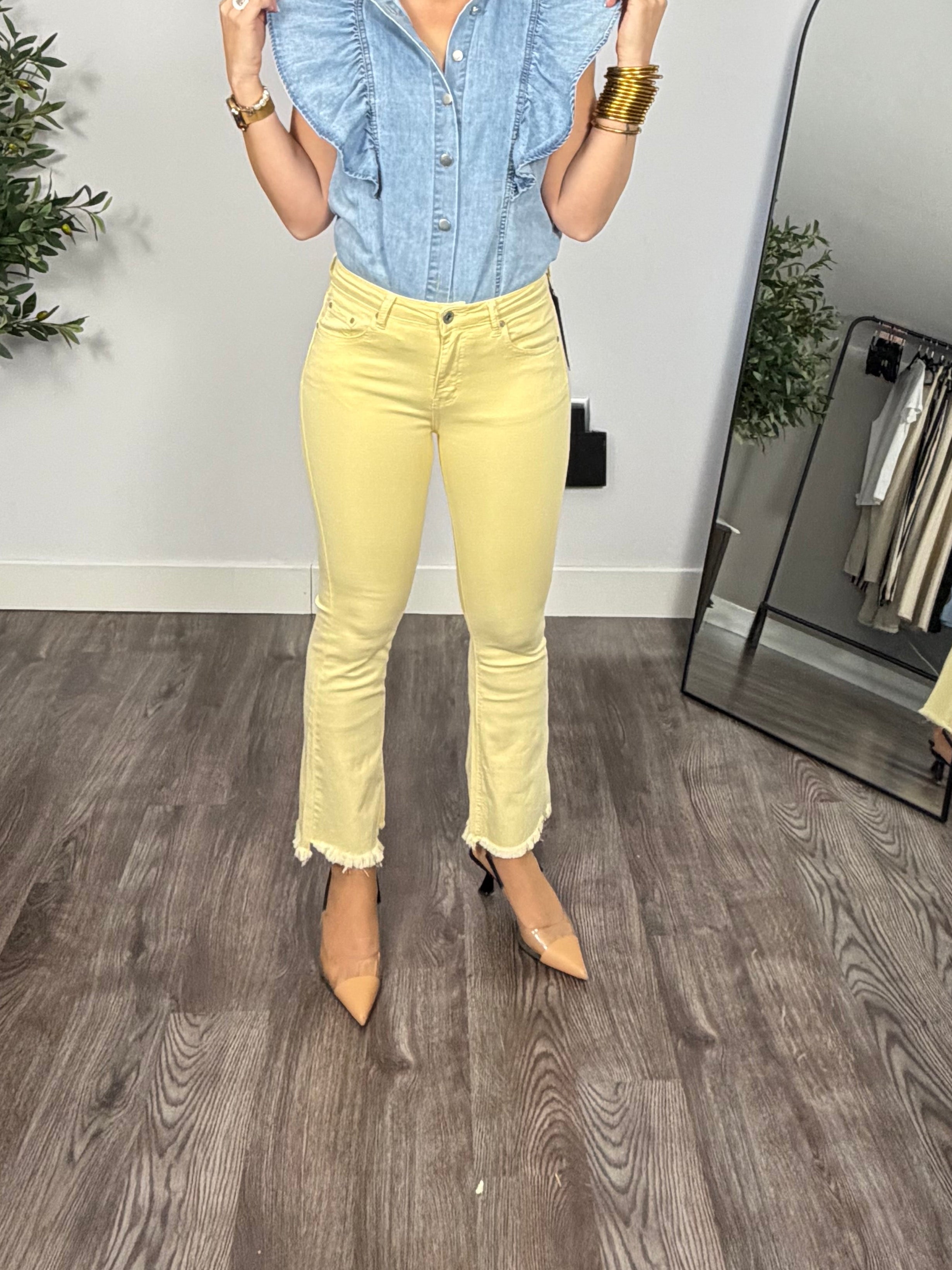 Pantalón Flare con bajo desflecado