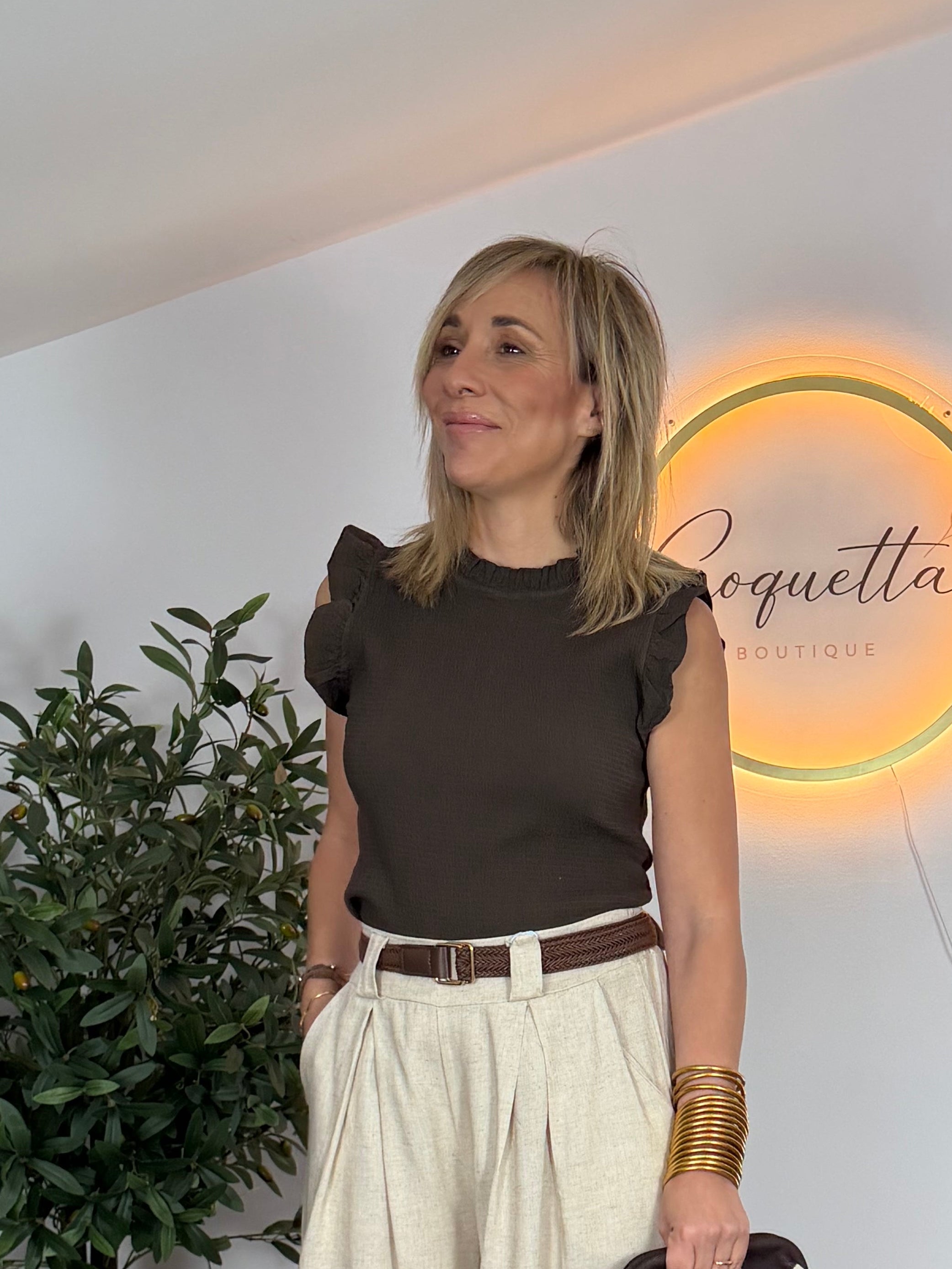 Top con volantes en cuello y mangas