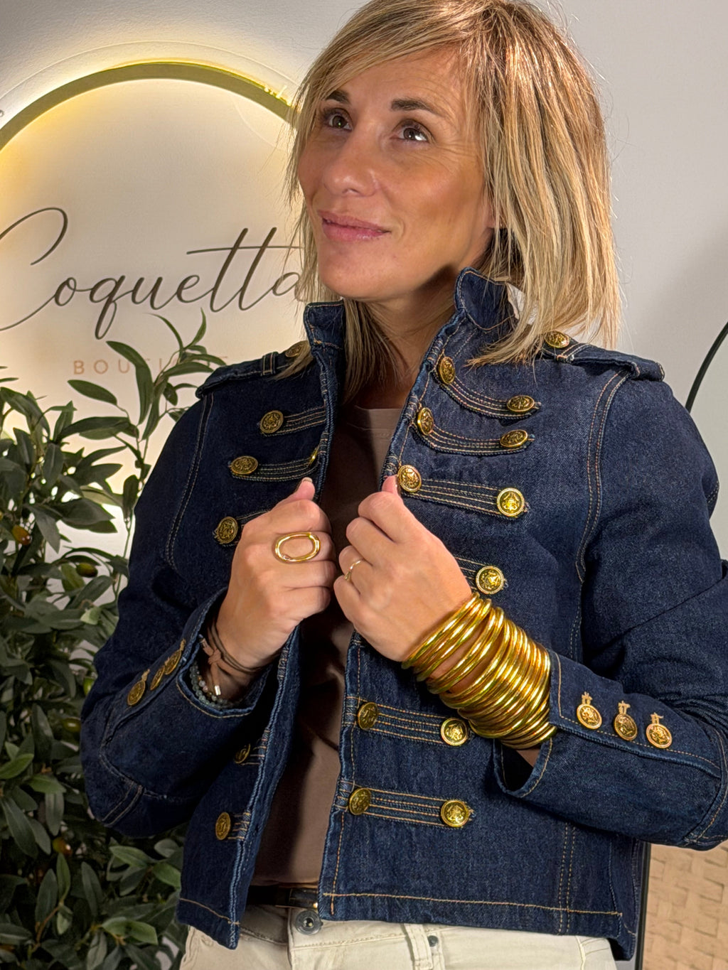 Chaqueta vaquera Victoria con botones dorados