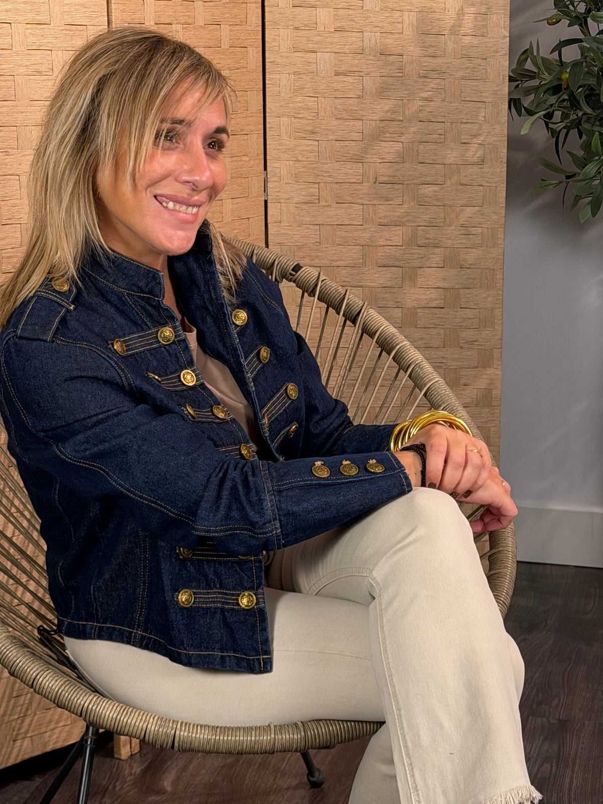 Chaqueta vaquera Victoria con botones dorados