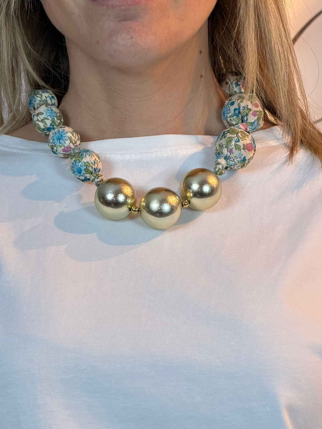 Collar Floral con Bolas Doradas