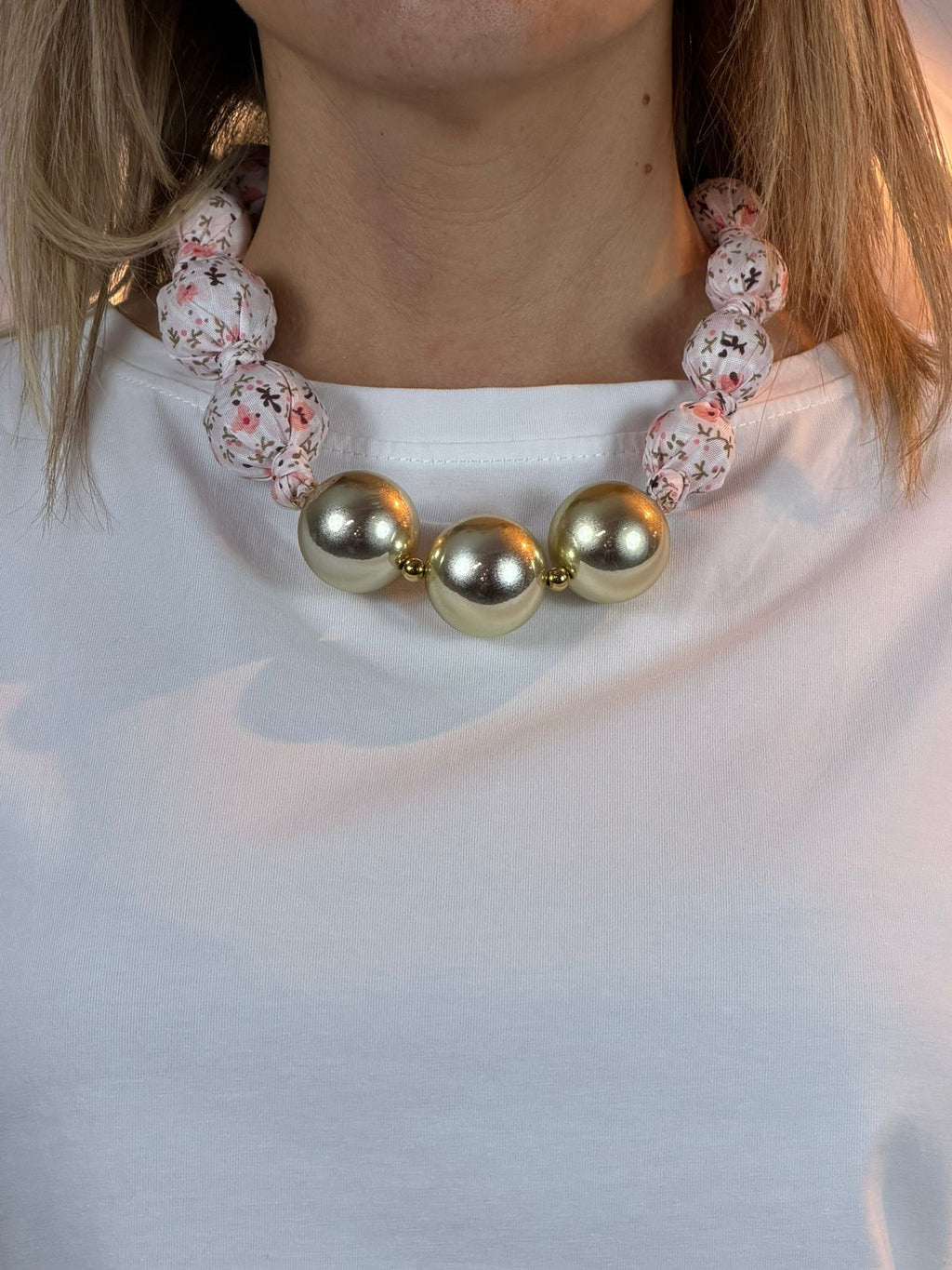 Collar Floral Rosa Palo con Bolas Doradas