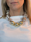 Collar bolas beige flores